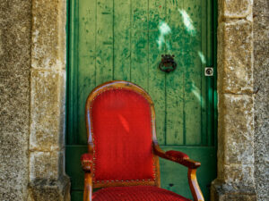 Porte verte et fauteuil rouge
